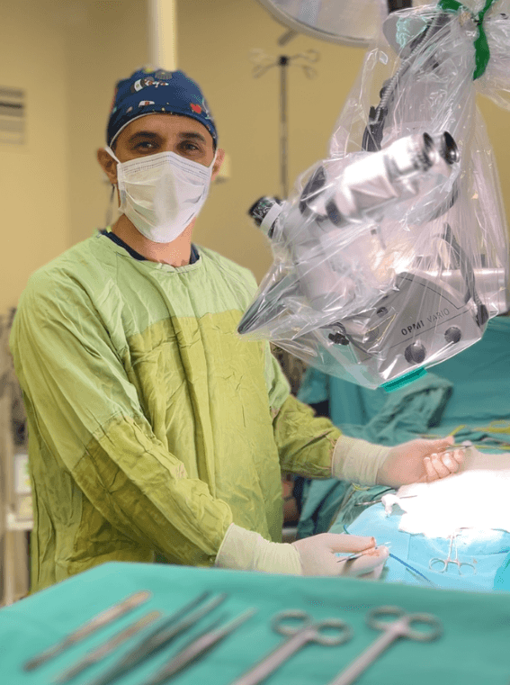 Il Prof. Associato Dr. Alper Kafkaslı in sala operatoria con il microscopio chirurgico